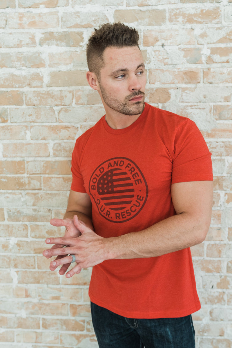 bold and free badge tee red short sleeve