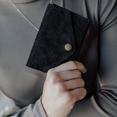 black tri fold wallet
